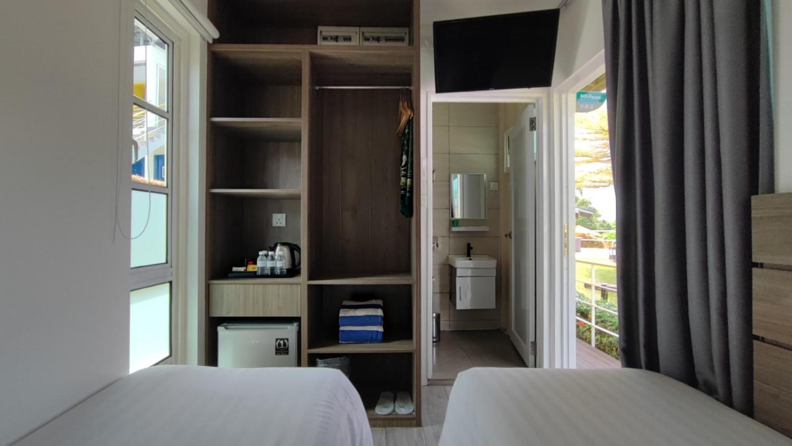 Solesor Kampong Beach Resort 포트딕슨 외부 사진