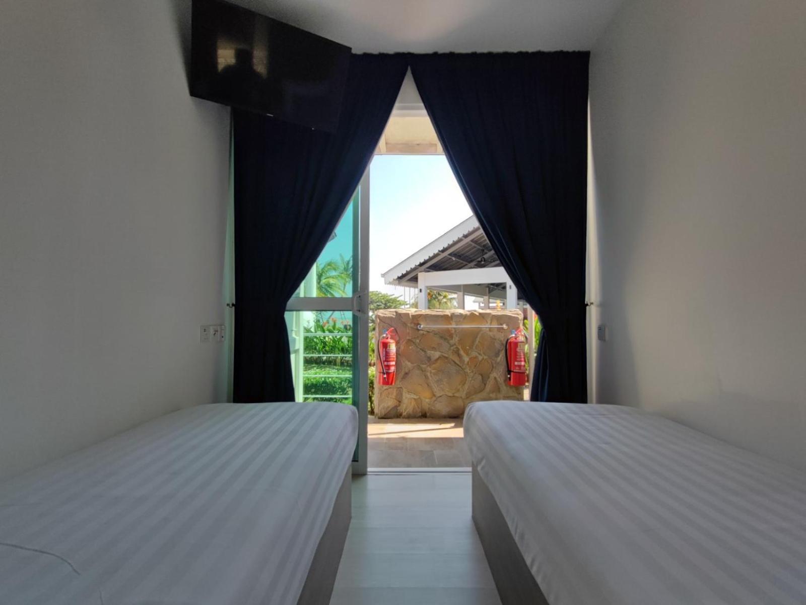 Solesor Kampong Beach Resort 포트딕슨 외부 사진